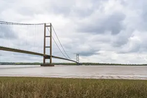 United Kingdom Cloudy Skies Drucke: Grey clouds over the Humber Bridge