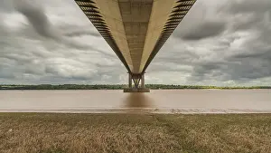 Uninhabited British Coast Drucke: Grey clouds over the Humber Bridge