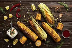 Flat Lay Food Photography Drucke: Grilled corn on the cob on kitchen table flat lay background