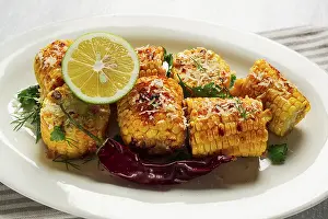 Chili Pepper Recipes Drucke: Grilled corn with spices, top view