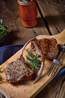 Deserted Meal Scene Drucke: Grilled lamb chops on an old board
