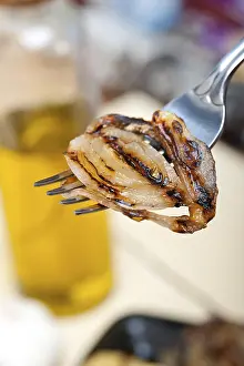 Close Up Grilled Food Drucke: Grilled onion on a fork macro close up