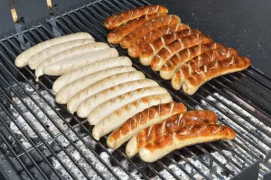 Charcoal Grill Drucke: Grilled sausages on a whole background
