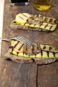 Vegetable Meal Ideas Drucke: Grilled vegetables on rustic bread over wood table