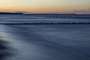 Blurred Motion In The Sea Drucke: Groothing in the sea, sunset, long exposure