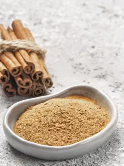 Food Photography Gray Background Drucke: Ground cinnamon on gray background