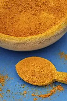 Blue Background Image Drucke: Ground turmeric on blue background