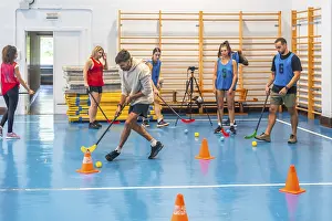 Teamwork In Sports Drucke: Group of athletes practicing floorball
