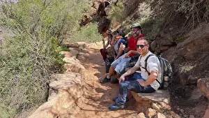 Scenic Landscape Photography Drucke: Group of friends finding shade