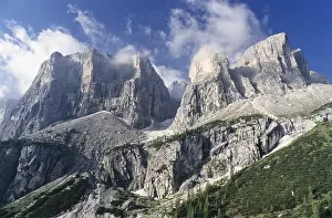 Uninhabited Mountain Peaks Drucke: Group of jagged mountains rand thin clouds