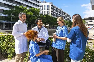 Healthcare Professionals Teamwork Drucke: Group of multi ethnic doctors, nurses