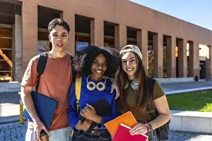 Young Adults Smiling Drucke: Group of multi ethnic university students smiling at camera