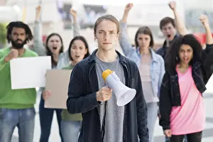 Freedom Of Expression Drucke: Group people protesting using megaphones