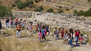 Gruppe von Schülern, archäologische Stätte.