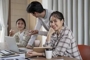 Bilder Datiert 16. Juli 2024: Ein Gruppe von Schülern, die zusammen an einem Projekt in einem modernen Klassenzimmer arbeiten