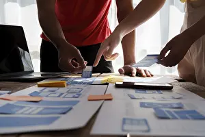 Ux Design Brainstorming Drucke: Group of ux developer and ui designer brainstorming about app interface design at modern office