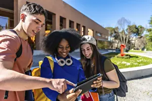 Digital Learning Experience Drucke: Group of young students from different ethnical backgrounds collaborating