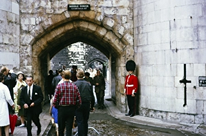 United Kingdom Defence Work Drucke: Guardsman standing Middle Tower