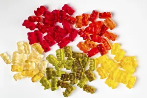 Isolated On White Background Studio Shot Drucke: Gummy bears sorted by colour, from above
