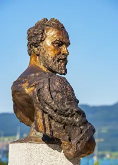 Drucke von Denkmal Gustav Klimt in Unterach, Attersee, Salzkammergut, Oberösterreich, Österreich Gustav Klimt Drucke: Büste von Gustav Klimt in Unterach.
