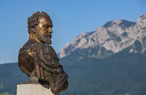Drucke von Gustav-Klimt-Denkmal in Unterach, Attersee, Salzkammergut, Oberösterreich, Österreich Gustav Klimt Drucke: Statue von Gustav Klimt in Unterach.