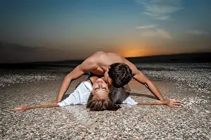 Travel Photography Drucke: Guy and his girlfriend are on the beach