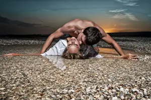 Travel Photography Drucke: Guy and his girlfriend are on the beach