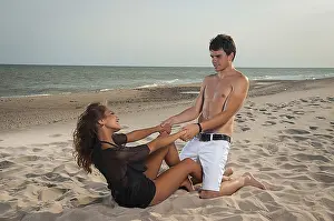 Male And Female Friends Drucke: The guy holding the girlfriend on his back
