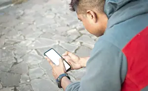 Adult Male Communication Drucke: Guy sitting with cell phone messaging