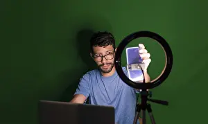 Online Education Drucke: Guy on a video call working from home