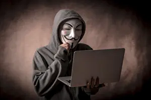 Hacker Anonymous Mask Drucke: Hacker with anonymous mask with a laptop thinking about programming