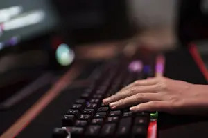 Password Protected Safety Drucke: Hacker in dark room using keyboard stealing data on internet