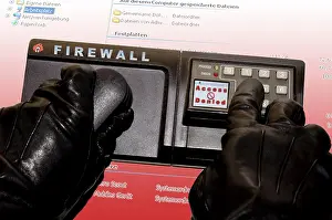 Data Theft Prevention Drucke: A Hacker tries to get into a Firewall secured Computer