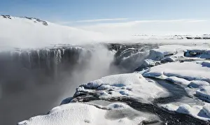 Uninhabited Icelandic Countryside Drucke: Hafragilsfoss Waterfall in winter