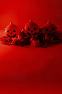 Decorative Pumpkins Drucke: Halloween pumpkins on a red background