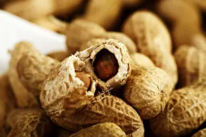 Close Up Peanuts Drucke: Halved peanut