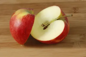 Studio Shot Of Apples Drucke: Two halves of an Elstar apple (Malus)