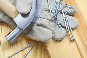 Construction Tools Drucke: Hammer, nails, gloves, construction
