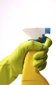 Wandmalereien Drucke: Hand mit einem Reinigungssprayflasche auf weißem Hintergrund.