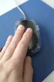 Data Transmission Technology Drucke: Hand on computer mouse