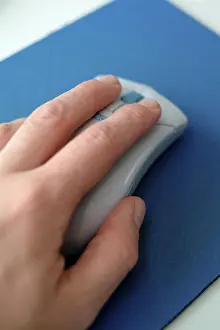 Electronic Technology Drucke: Hand on computer mouse