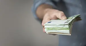 Cash Payment Transaction Drucke: Hand giving a Stack of Euro Bills