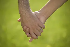 Intimate Moment Photography Drucke: Hand in hand