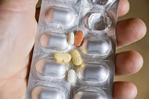 Healthcare Packaging Drucke: Hand holding a blister pack with tablets