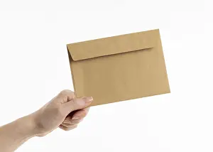 Online Communication Tools Drucke: Hand holding envelope
