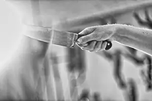 Atmospheric Backlight Shots Drucke: Hand holding sharp knife, back light