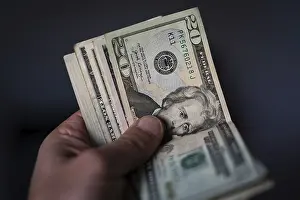 US Currency Drucke: A hand holds a stack of US currency