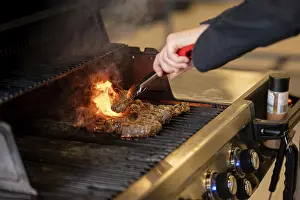 Outdoor Picnic Ideas Drucke: Hand making barbeque
