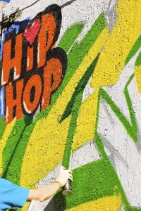 Straßenkünstler Drucke: Handgemaltes Farbgraffiti an der Wand.