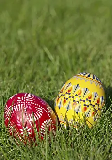 Christian Tradition Drucke: Two hand-painted Easter eggs lying in the grass (A4) (A3) (A2)